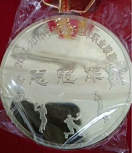 篮球奖牌内容怎么写_写篮球奖牌赛冠军上场的作文_篮球赛奖牌上写冠军还是写第一名