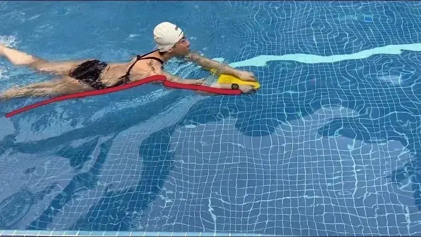 抬头泳怎么游_抬头游泳教程视频_游泳技巧抬头自由泳