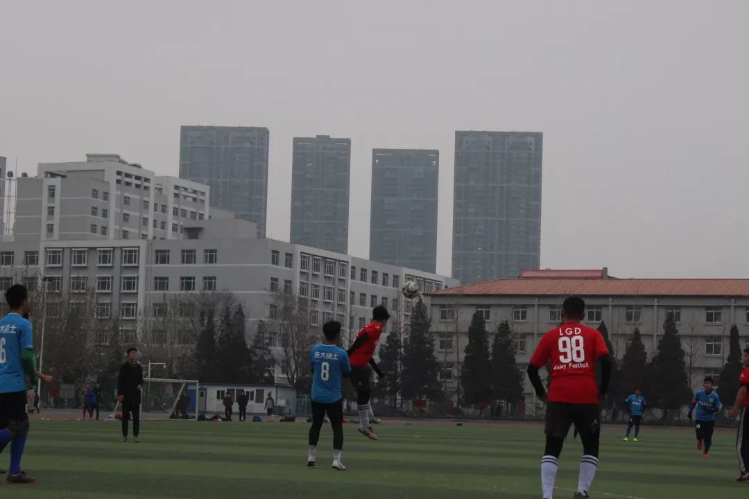足球比赛半场赛制规则_正规足球比赛半场多长时间_足球半场规则赛制比赛视频