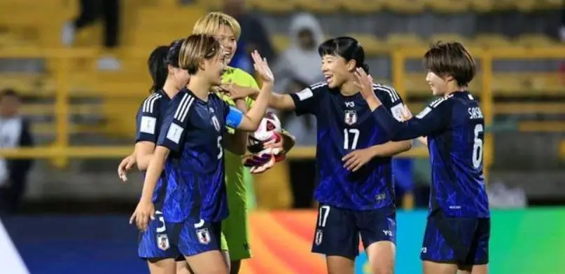 日本足球拿世界杯冠军可能不_足球杯冠军拿日本可能世界杯吗_日本足球奖杯