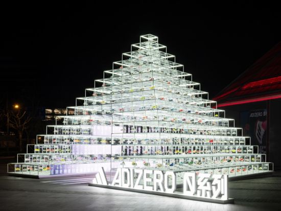 阿迪达斯用超过600双旧跑鞋打造的巨型鞋塔