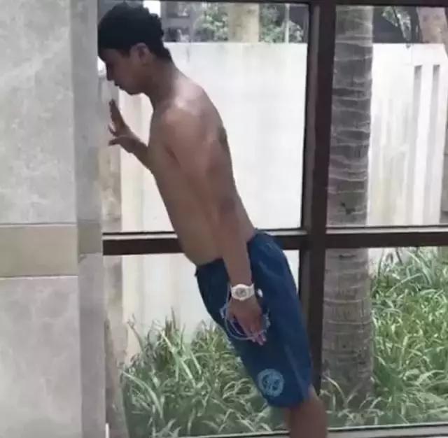 抬头游泳的技巧_游泳技巧抬头自由泳_抬头游泳的正确姿势