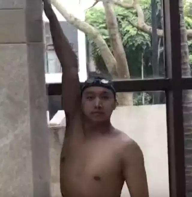 抬头游泳的技巧_游泳技巧抬头自由泳_抬头游泳的正确姿势