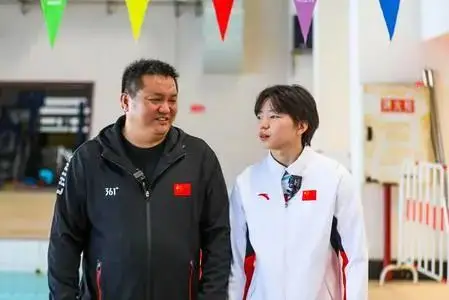 游泳冠军与教练结婚_游泳教练冠军龙哥是谁_游泳冠军龙教练