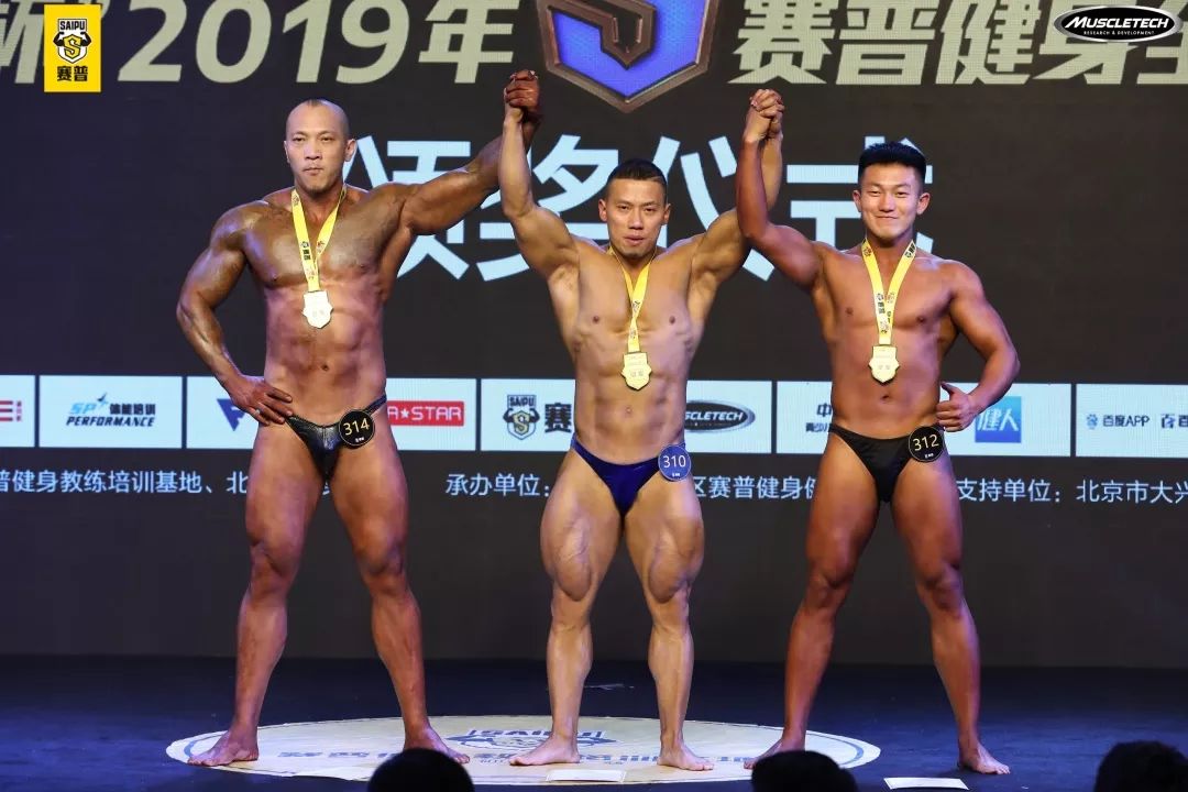 国外明星健身完拿的水壶_明星拿的健身杯_健身明星bill