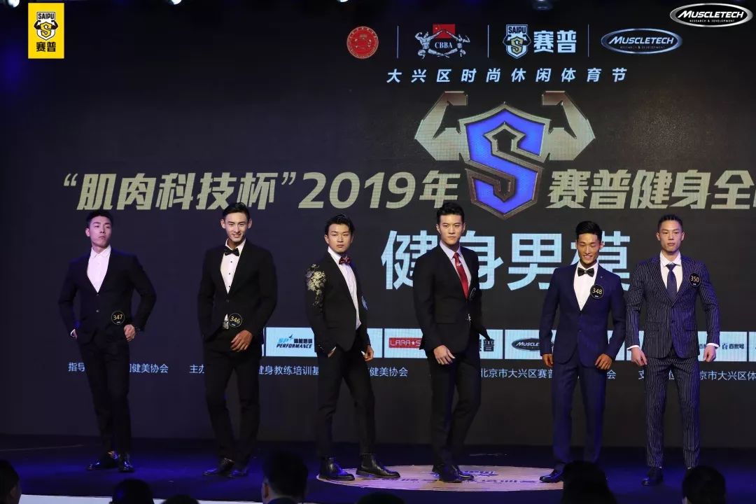 国外明星健身完拿的水壶_明星拿的健身杯_健身明星bill